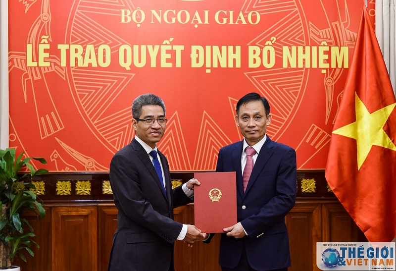 thu truong le hoai trung trao quyet dinh bo nhiem can cap vu