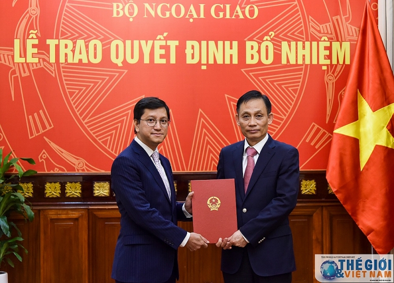 thu truong le hoai trung trao quyet dinh bo nhiem can cap vu