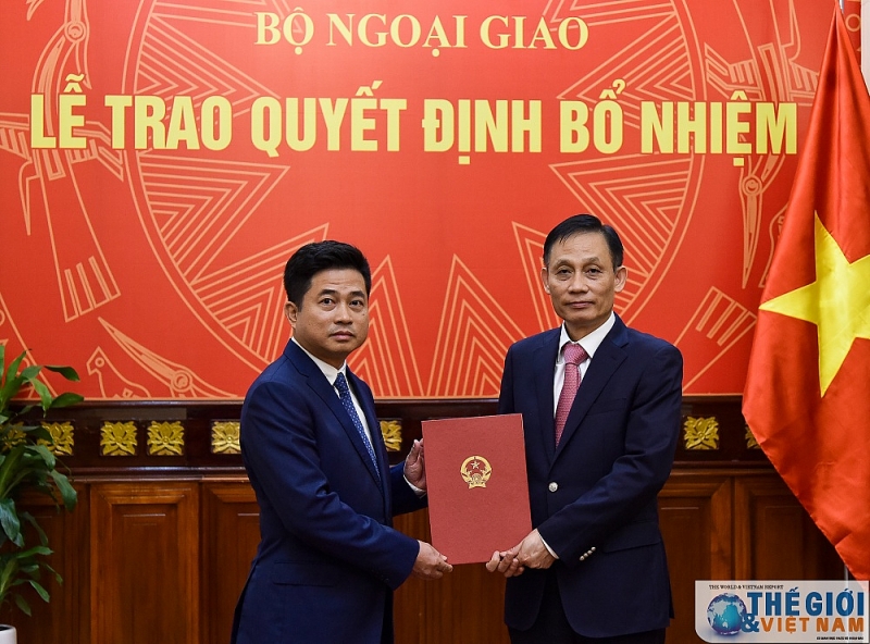 thu truong le hoai trung trao quyet dinh bo nhiem can cap vu