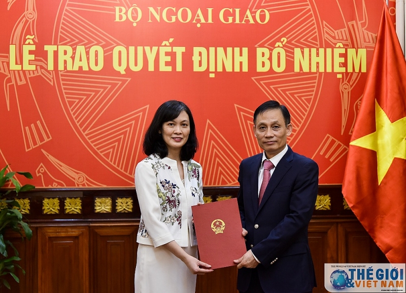 thu truong le hoai trung trao quyet dinh bo nhiem can cap vu