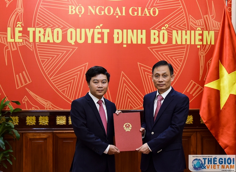 thu truong le hoai trung trao quyet dinh bo nhiem can cap vu