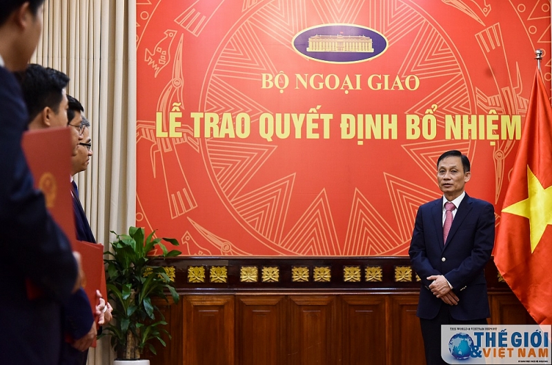 thu truong le hoai trung trao quyet dinh bo nhiem can cap vu