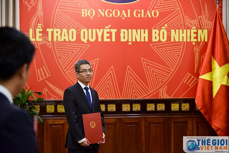 thu truong le hoai trung trao quyet dinh bo nhiem can cap vu