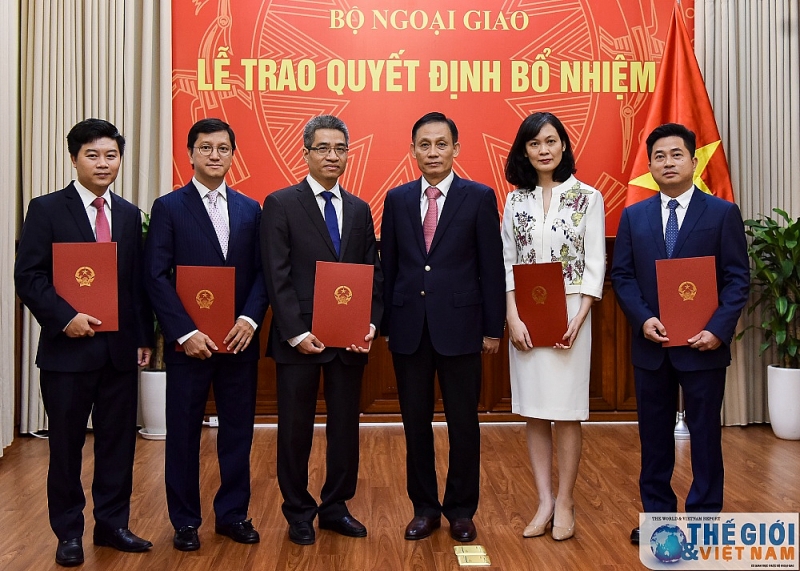 thu truong le hoai trung trao quyet dinh bo nhiem can cap vu