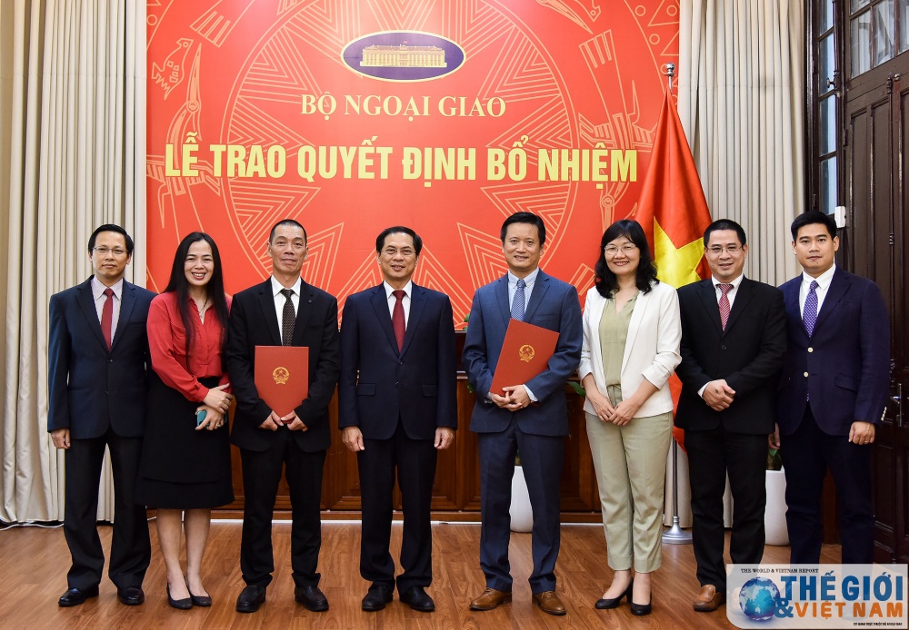 Thứ trưởng Thường trực Bùi Thanh Sơn trao quyết định bổ nhiệm cán bộ cấp Vụ