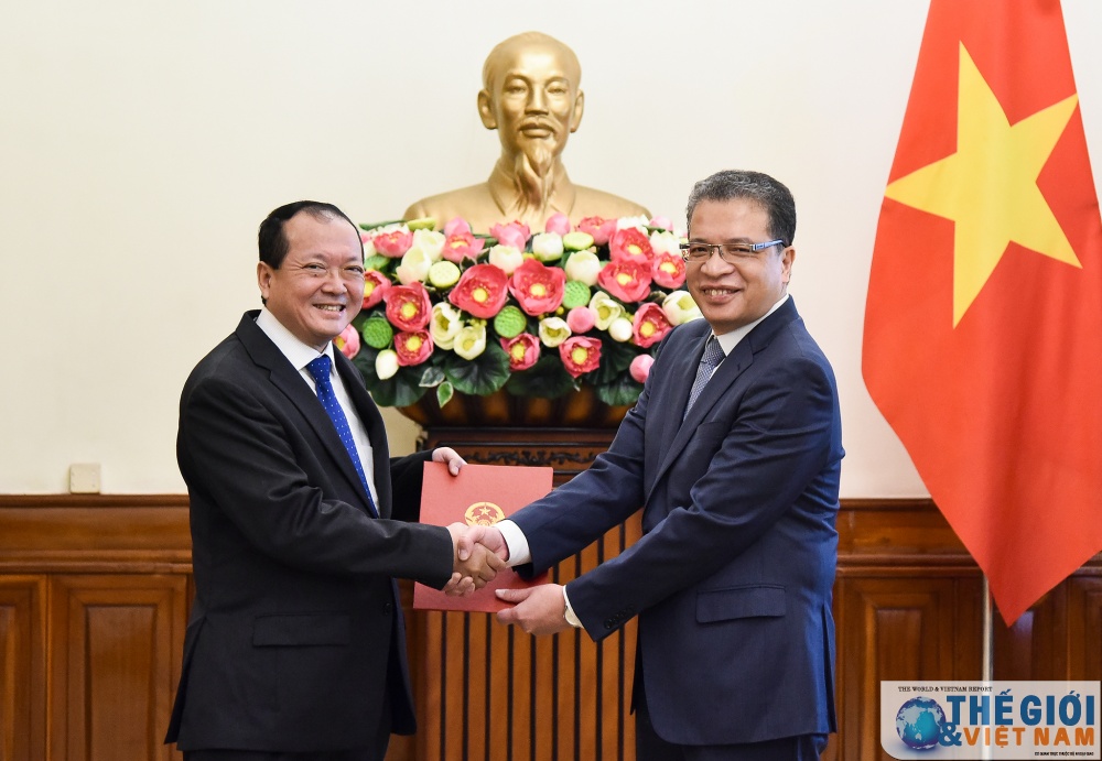 thu truong ngoai giao dang minh khoi trao quyet dinh dieu dong bo nhiem can bo cap vu