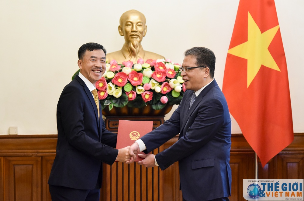 thu truong ngoai giao dang minh khoi trao quyet dinh dieu dong bo nhiem can bo cap vu