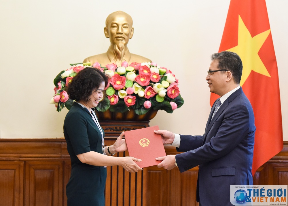 thu truong ngoai giao dang minh khoi trao quyet dinh dieu dong bo nhiem can bo cap vu