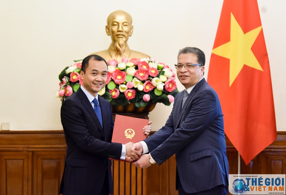 thu truong ngoai giao dang minh khoi trao quyet dinh dieu dong bo nhiem can bo cap vu