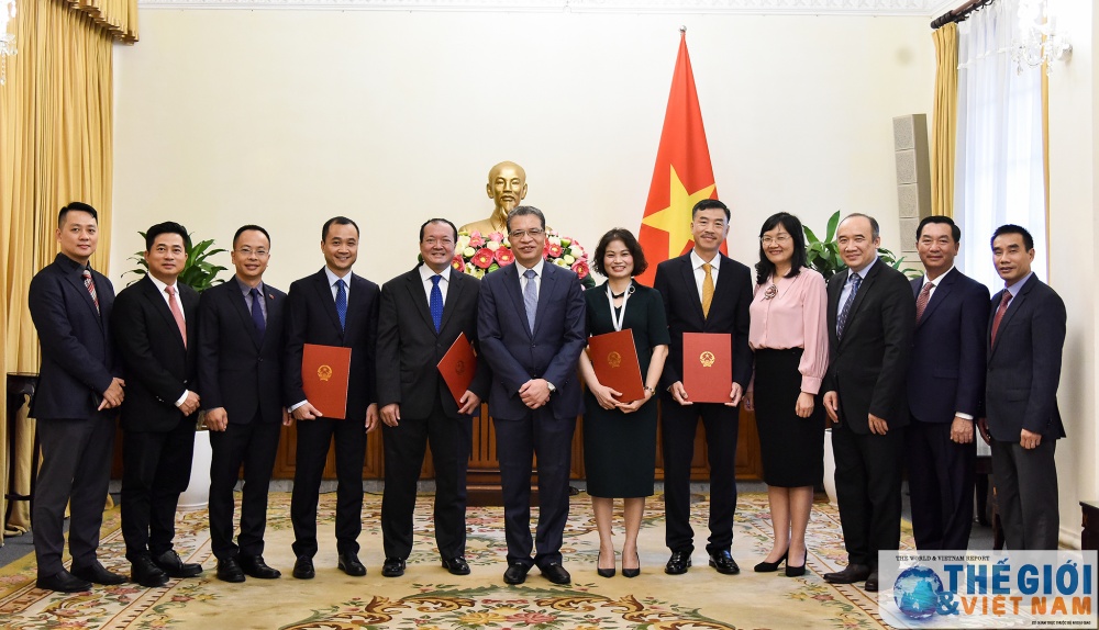 thu truong ngoai giao dang minh khoi trao quyet dinh dieu dong bo nhiem can bo cap vu