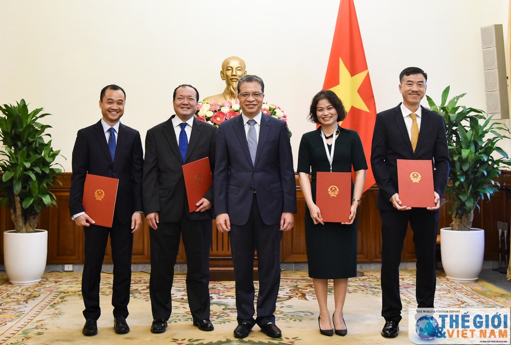 thu truong ngoai giao dang minh khoi trao quyet dinh dieu dong bo nhiem can bo cap vu