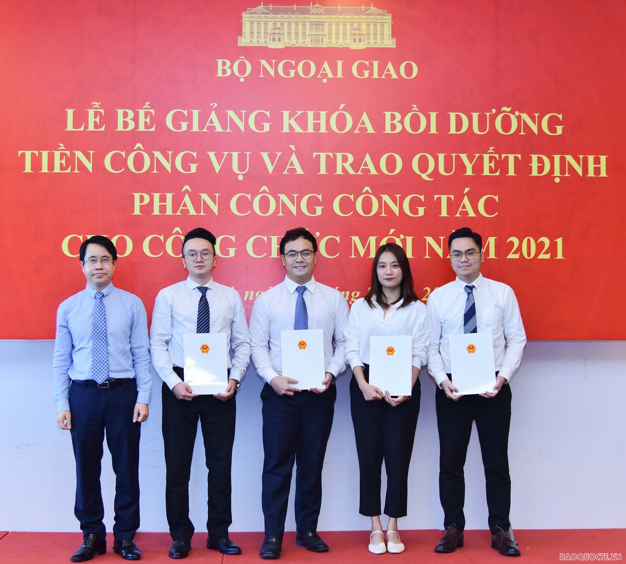 Trao quyết định phân công cho 79 tân cán bộ ngoại giao