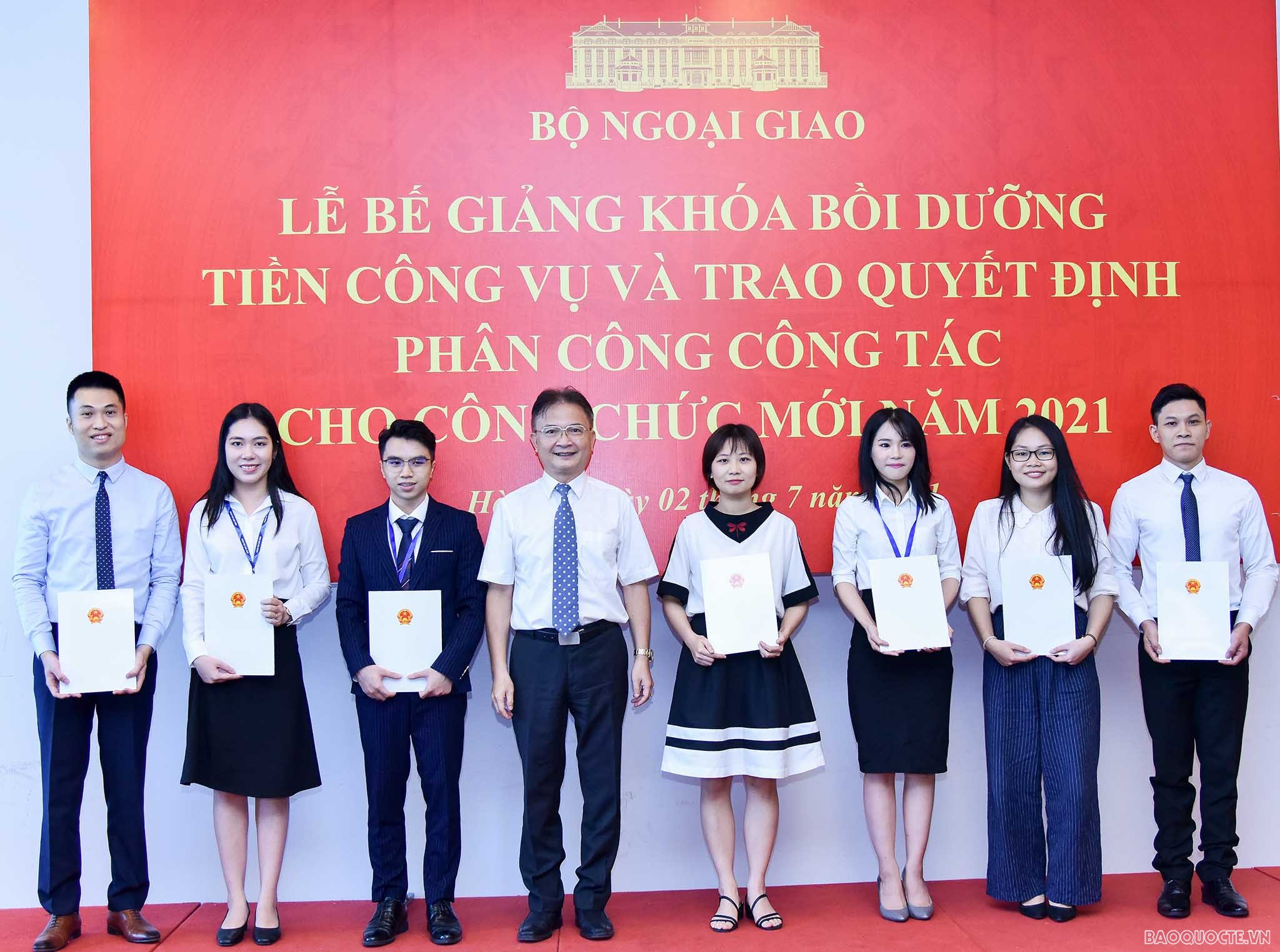 Trao quyết định phân công cho 79 tân cán bộ ngoại giao