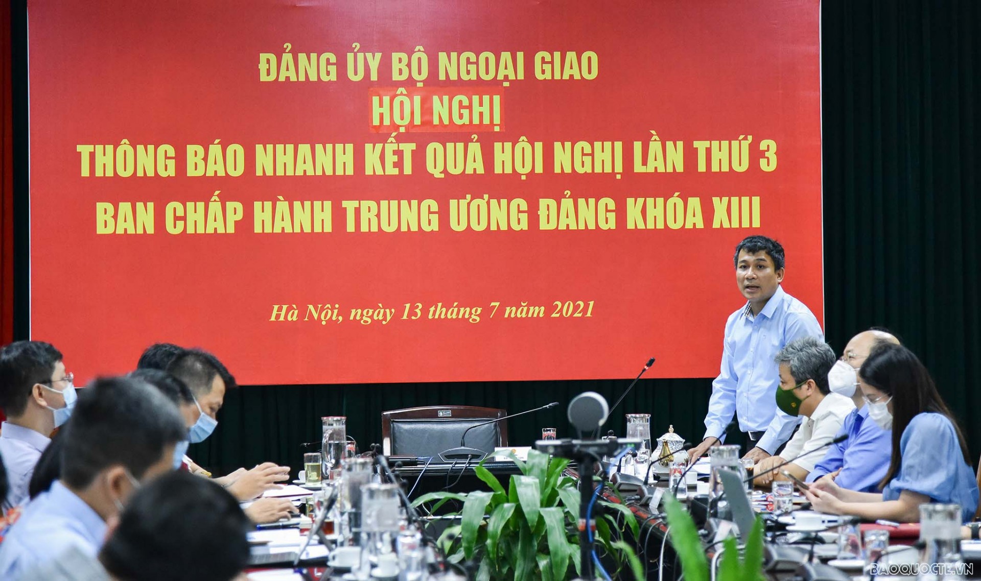 Đồng chí Nguyễn Minh Vũ, Ủy viên dự khuyết Ban chấp hành Trung ương Đảng, Phó Bí thư Đảng ủy Bộ, Thứ trưởng Bộ Ngoại giao chủ trì Hội nghị thông báo nhanh kết quả Hội nghị lần thứ 3 Ban chấp hành Trung ương Đảng khóa XIII