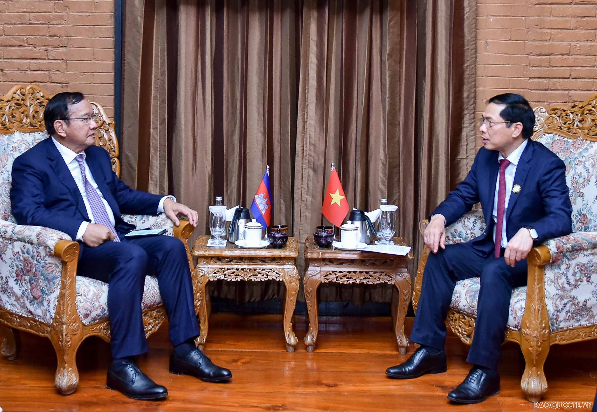 Bộ trưởng Ngoại giao Bùi Thanh Sơn gặp Bộ trưởng Ngoại trưởng giao và hợp tác quốc tế Campuchia