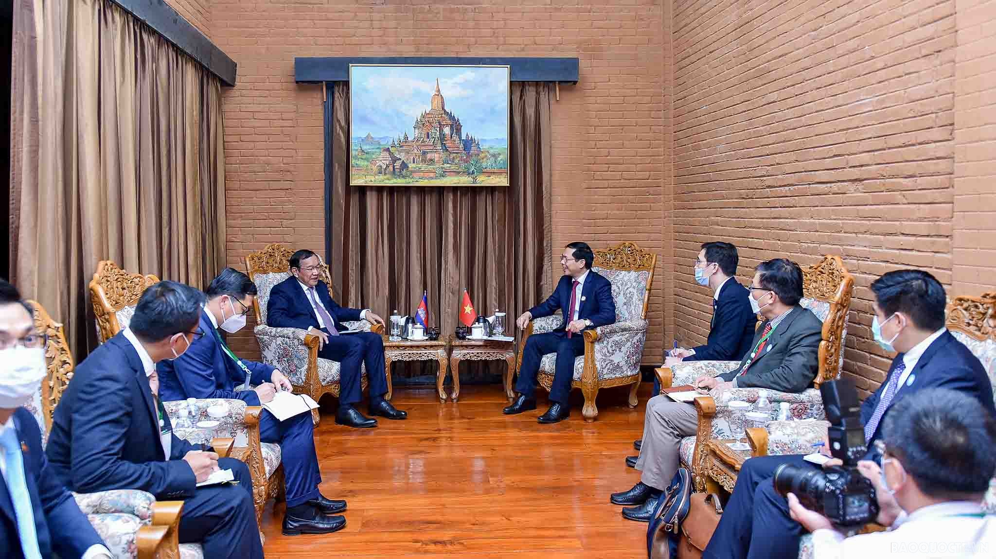 Bộ trưởng Ngoại giao Bùi Thanh Sơn gặp Bộ trưởng Ngoại trưởng giao và hợp tác quốc tế Campuchia