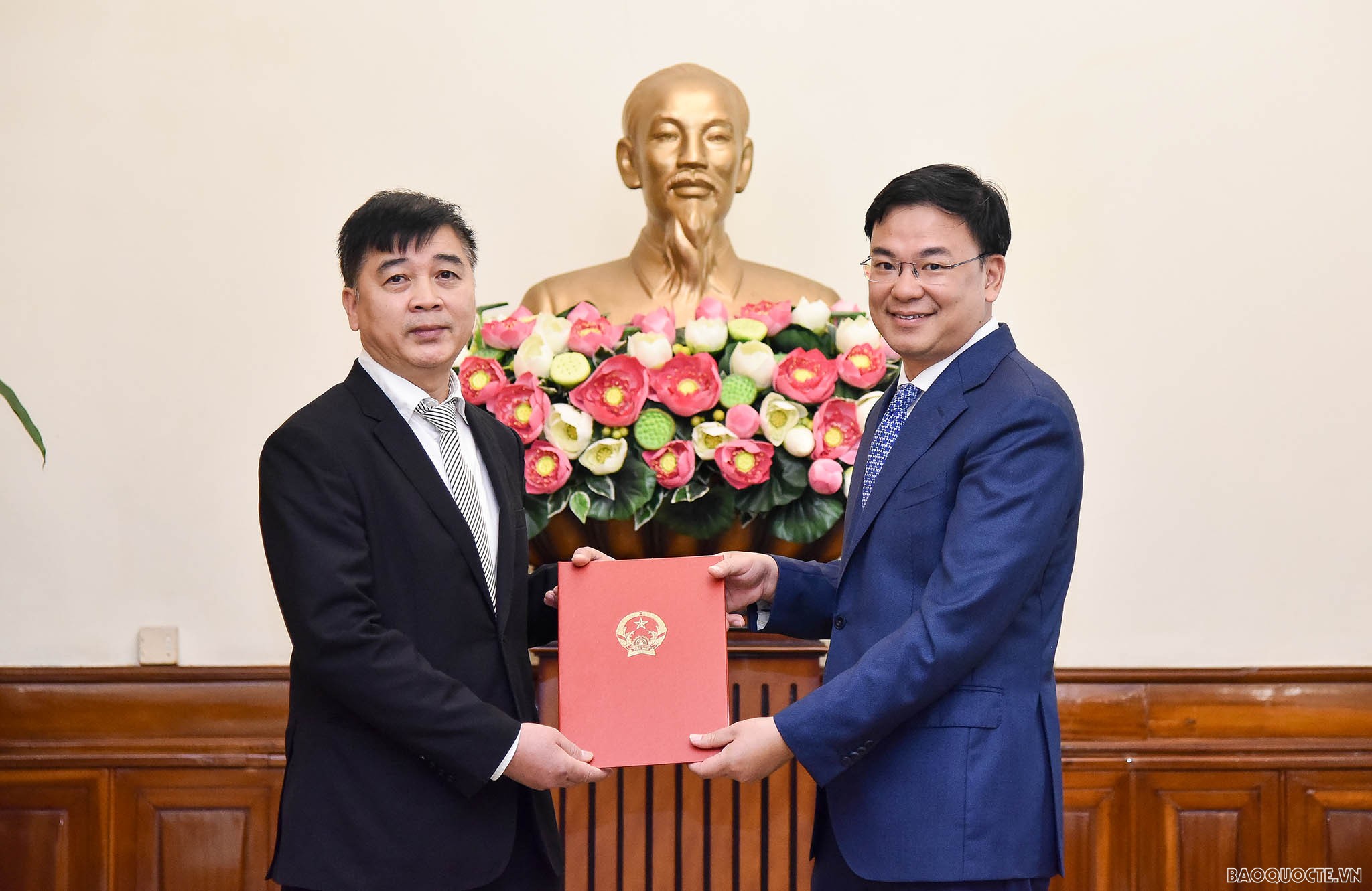 Thứ trưởng Ngoại giao Phạm Quang Hiệu đã trao quyết định điều động, bổ nhiệm có thời hạn ông Ngô Quốc thái, nguyên Phó Bí thư Đảng ủy, Tham tán Đại sứ quán Việt Nam tại Nga, giữ chức Phó Vụ trưởng Vụ Pháp chế-Thanh tra, Ủy ban Nhà nước về người Việt Nam ở nước ngoài. 