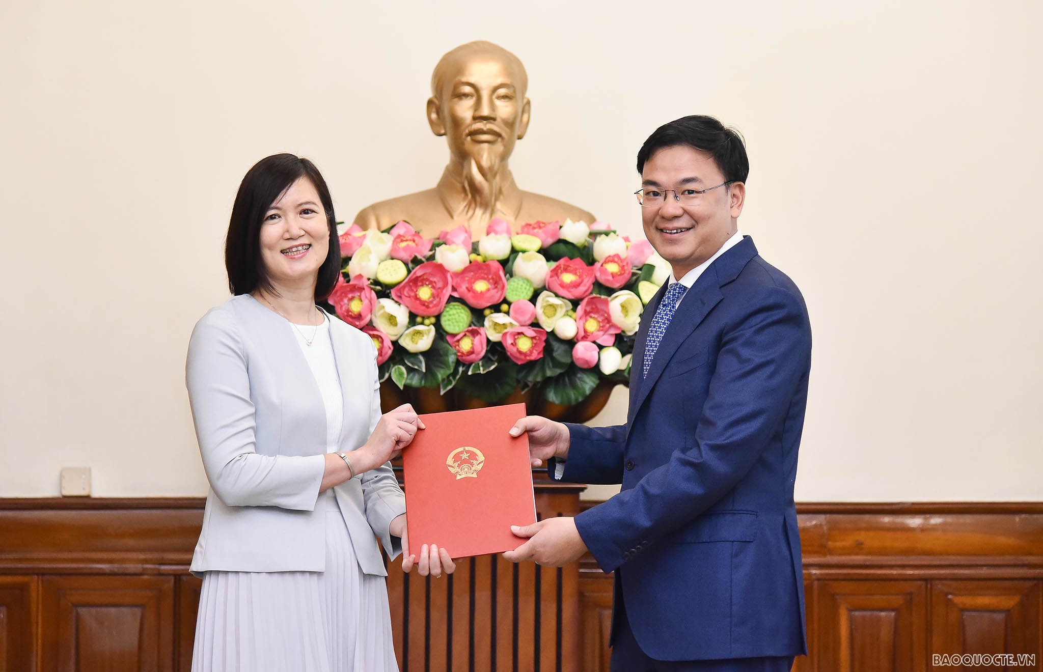 Thứ trưởng Ngoại giao Phạm Quang Hiệu đã trao quyết định tiếp nhận và điều động bà Lâm Thị Thanh Phương, nguyên Công sứ - Người thứ 2, Đại sứ quán Việt Nam tại Nhật Bản, kết thúc nhiệm kỳ về nước, giữ chức Phó Vụ trưởng Vụ Đông Bắc Á. 