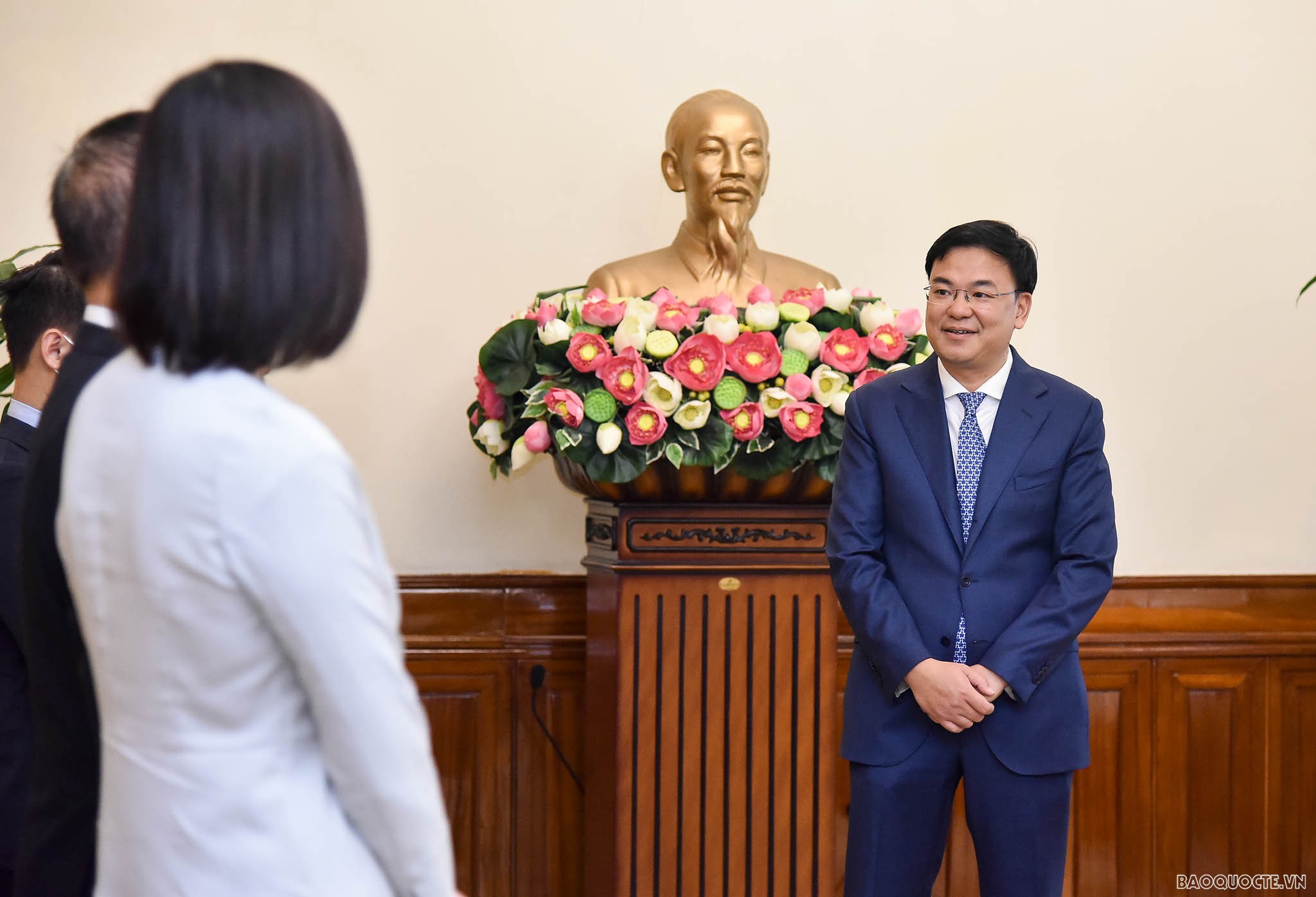 Chúc mừng các cán bộ vừa nhận quyết định được điều động vào vị trí công tác mới, Thứ trưởng Ngoại giao Phạm Quang Hiệu khẳng định đây là sự tin tưởng của Ban cán sự Đảng Bộ, Lãnh đạo Bộ đối với phẩm chất, năng lực của ác cán bộ nhận quyết định. 