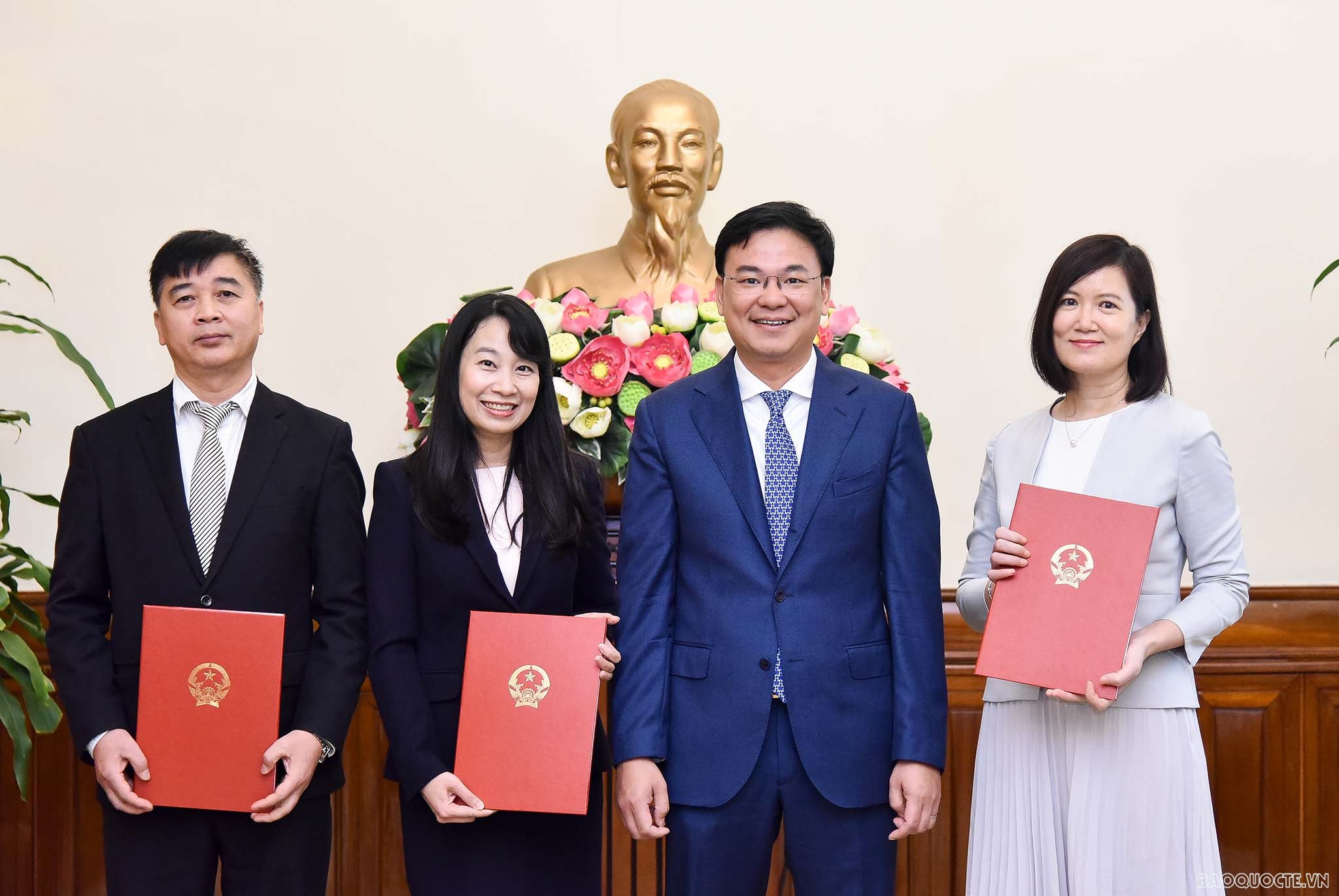 Thứ trưởng Ngoại giao Phạm Quang Hiệu trao quyết định điều động ba cán bộ cấp Vụ