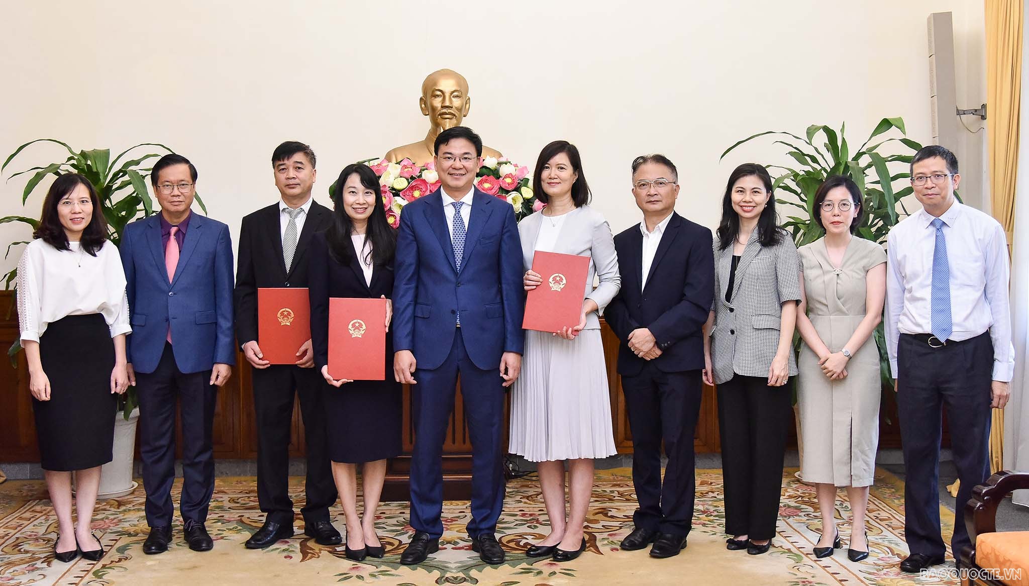 Thứ trưởng Ngoại giao Phạm Quang Hiệu trao quyết định điều động ba cán bộ cấp Vụ