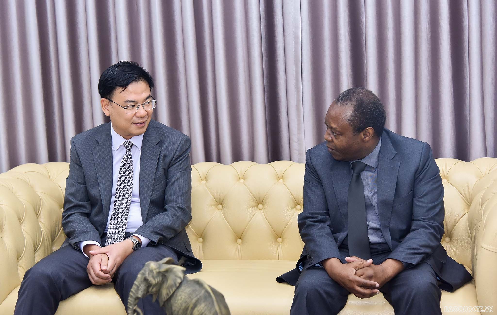 Thứ trưởng Ngoại giao Phạm Quang Hiệu ghi sổ tang, viếng nguyên Tổng thống Angola qua đời Thứ trưởng Ngoại giao Phạm Quang Hiệu ghi sổ tang, viếng nguyên Tổng thống Angola qua đời