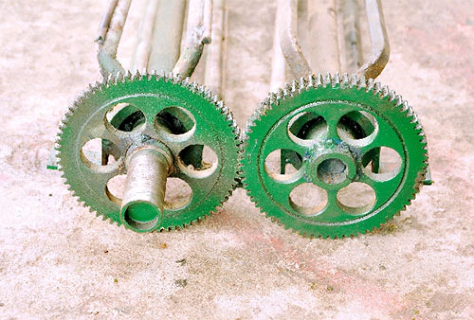 Người nông dân tự mày mò sáng chế máy vặt lạc tại Ninh Bình nguoi nong dan tu may mo sang che may vat lac tai ninh binh