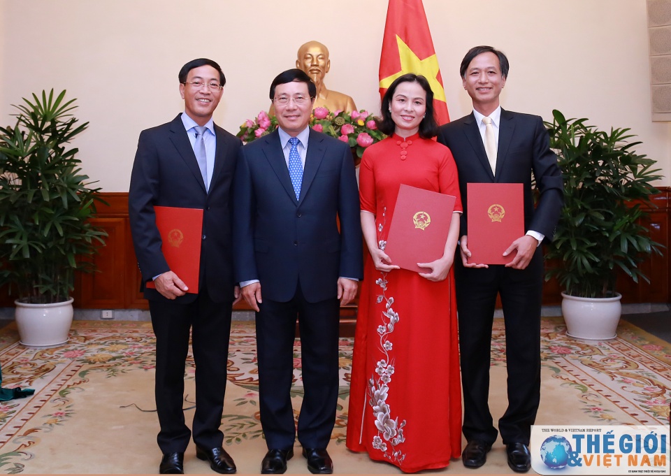 trao quyet dinh bo nhiem cong tac nhiem ky nuoc ngoai va dieu dong can bo