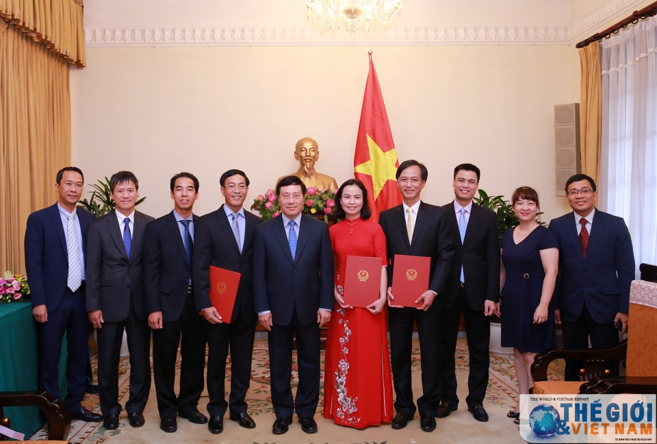 trao quyet dinh bo nhiem cong tac nhiem ky nuoc ngoai va dieu dong can bo