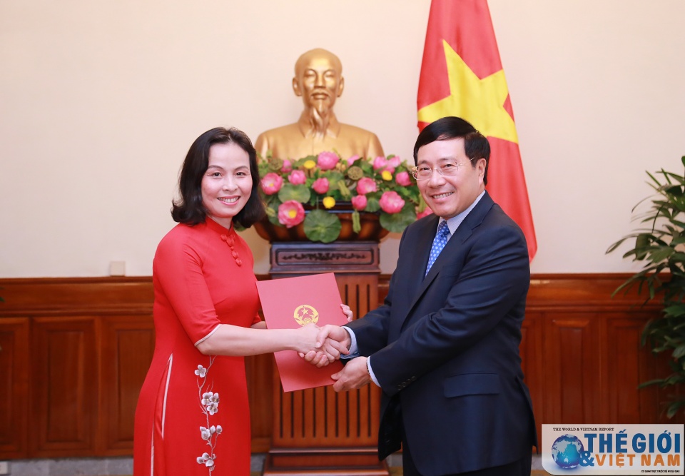 trao quyet dinh bo nhiem cong tac nhiem ky nuoc ngoai va dieu dong can bo