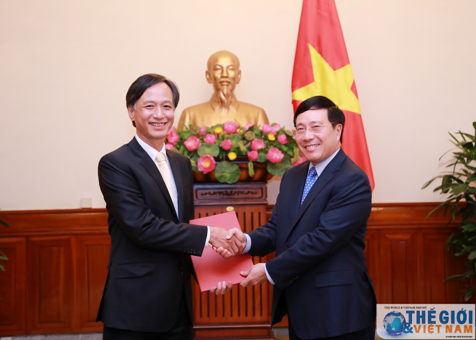 trao quyet dinh bo nhiem cong tac nhiem ky nuoc ngoai va dieu dong can bo