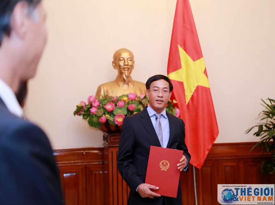 trao quyet dinh bo nhiem cong tac nhiem ky nuoc ngoai va dieu dong can bo