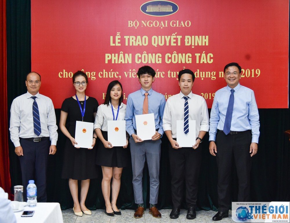 Bộ Ngoại giao trao quyết định công tác cho 78 công chức, viên chức mới được tuyển dụng bo ngoai giao trao quyet dinh cong tac cho 78 cong chuc vien chuc moi duoc tuyen dung