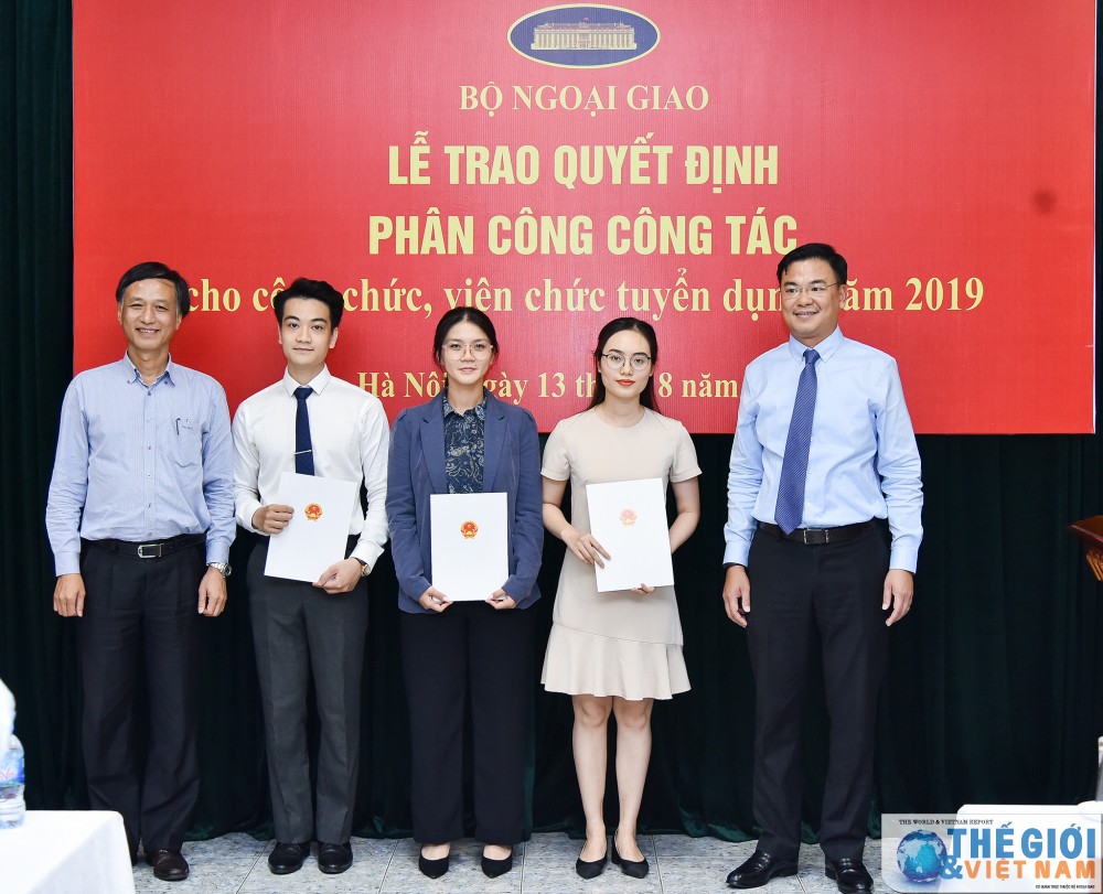 Bộ Ngoại giao trao quyết định công tác cho 78 công chức, viên chức mới được tuyển dụng bo ngoai giao trao quyet dinh cong tac cho 78 cong chuc vien chuc moi duoc tuyen dung