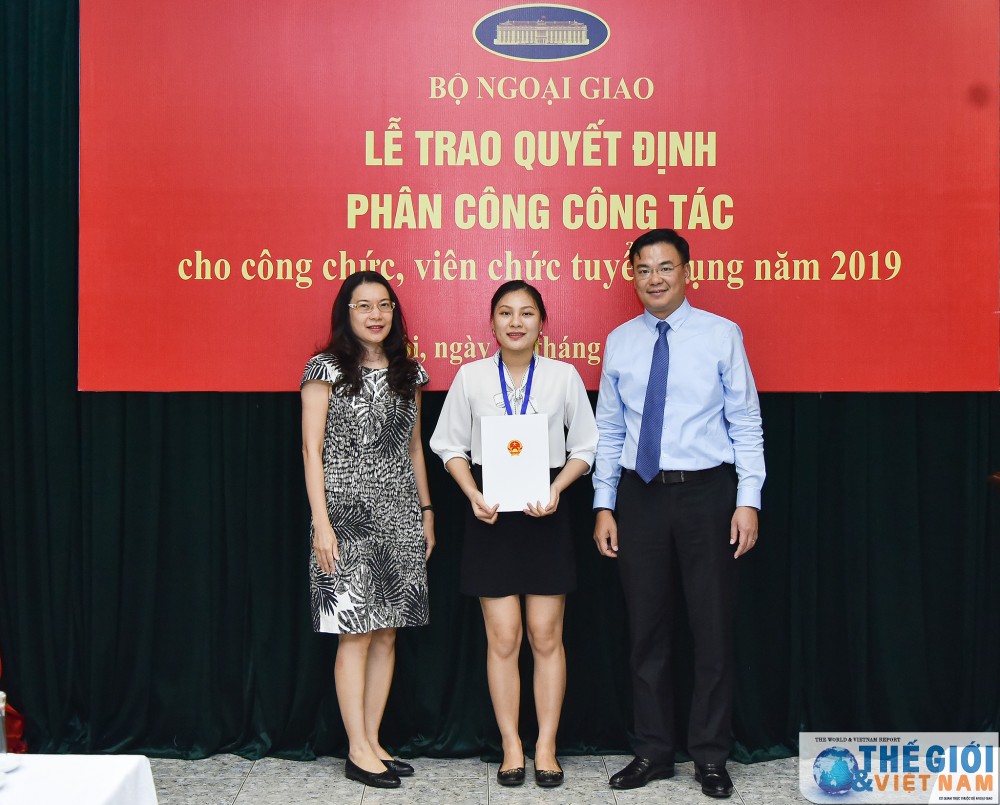 Bộ Ngoại giao trao quyết định công tác cho 78 công chức, viên chức mới được tuyển dụng bo ngoai giao trao quyet dinh cong tac cho 78 cong chuc vien chuc moi duoc tuyen dung