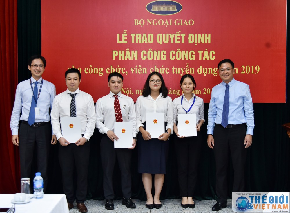 Bộ Ngoại giao trao quyết định công tác cho 78 công chức, viên chức mới được tuyển dụng bo ngoai giao trao quyet dinh cong tac cho 78 cong chuc vien chuc moi duoc tuyen dung