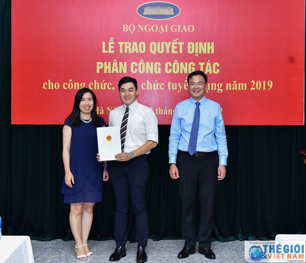 Bộ Ngoại giao trao quyết định công tác cho 78 công chức, viên chức mới được tuyển dụng bo ngoai giao trao quyet dinh cong tac cho 78 cong chuc vien chuc moi duoc tuyen dung