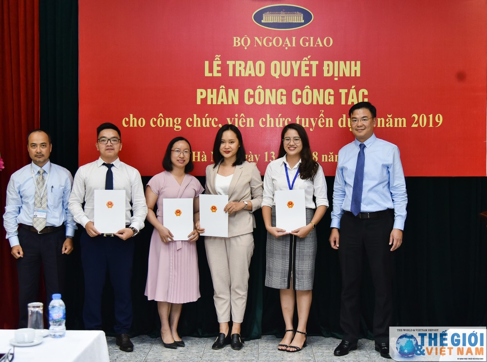 Bộ Ngoại giao trao quyết định công tác cho 78 công chức, viên chức mới được tuyển dụng bo ngoai giao trao quyet dinh cong tac cho 78 cong chuc vien chuc moi duoc tuyen dung