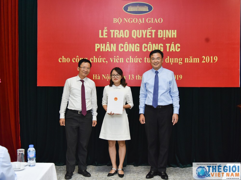 Bộ Ngoại giao trao quyết định công tác cho 78 công chức, viên chức mới được tuyển dụng bo ngoai giao trao quyet dinh cong tac cho 78 cong chuc vien chuc moi duoc tuyen dung
