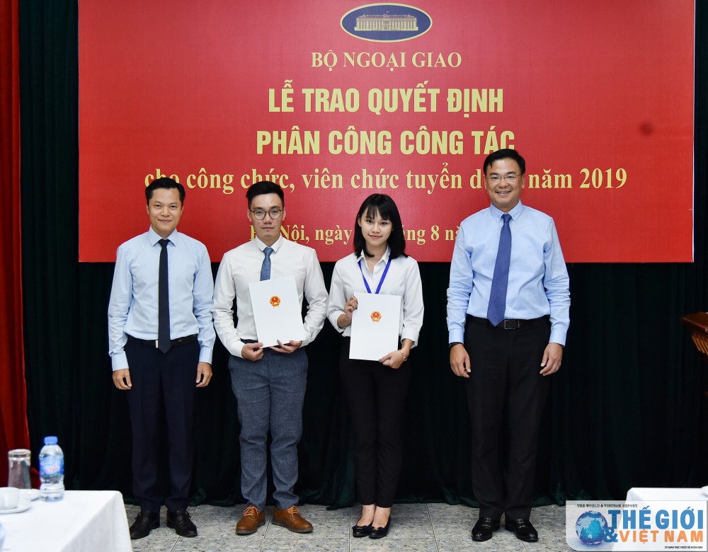 Bộ Ngoại giao trao quyết định công tác cho 78 công chức, viên chức mới được tuyển dụng bo ngoai giao trao quyet dinh cong tac cho 78 cong chuc vien chuc moi duoc tuyen dung