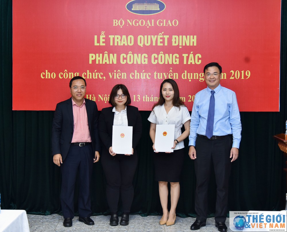 Bộ Ngoại giao trao quyết định công tác cho 78 công chức, viên chức mới được tuyển dụng bo ngoai giao trao quyet dinh cong tac cho 78 cong chuc vien chuc moi duoc tuyen dung