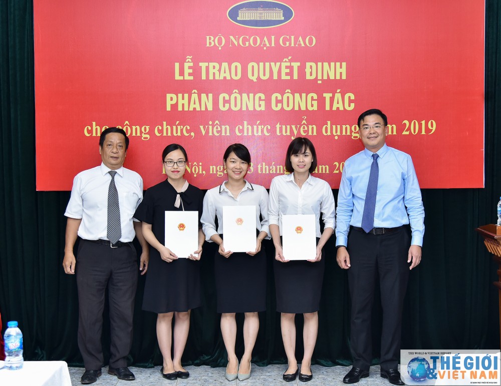 Bộ Ngoại giao trao quyết định công tác cho 78 công chức, viên chức mới được tuyển dụng bo ngoai giao trao quyet dinh cong tac cho 78 cong chuc vien chuc moi duoc tuyen dung