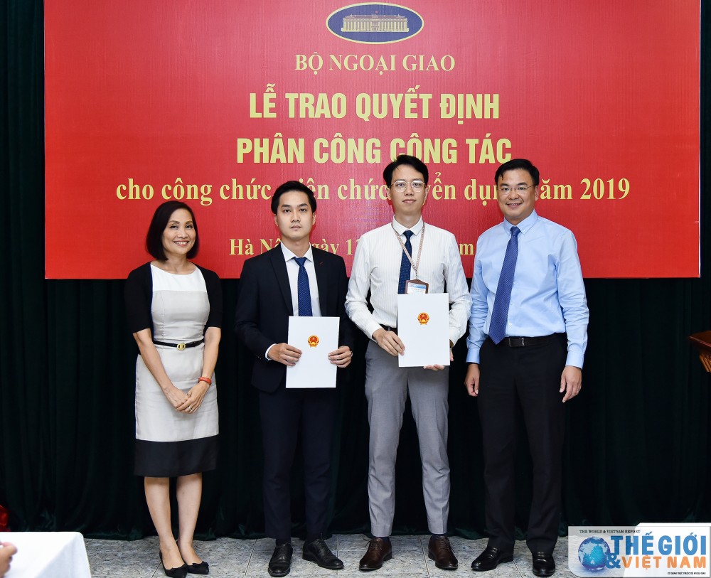 Bộ Ngoại giao trao quyết định công tác cho 78 công chức, viên chức mới được tuyển dụng bo ngoai giao trao quyet dinh cong tac cho 78 cong chuc vien chuc moi duoc tuyen dung