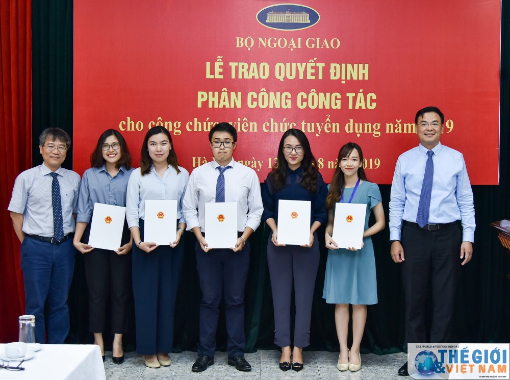 Bộ Ngoại giao trao quyết định công tác cho 78 công chức, viên chức mới được tuyển dụng bo ngoai giao trao quyet dinh cong tac cho 78 cong chuc vien chuc moi duoc tuyen dung