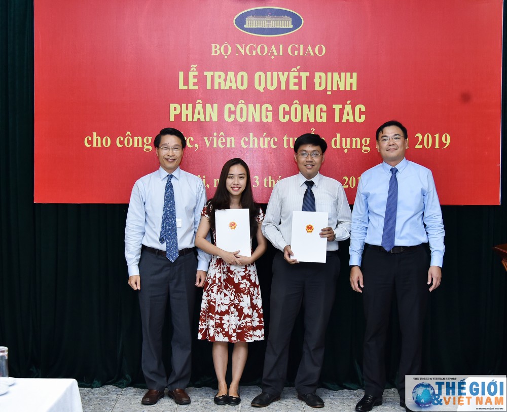 Bộ Ngoại giao trao quyết định công tác cho 78 công chức, viên chức mới được tuyển dụng bo ngoai giao trao quyet dinh cong tac cho 78 cong chuc vien chuc moi duoc tuyen dung