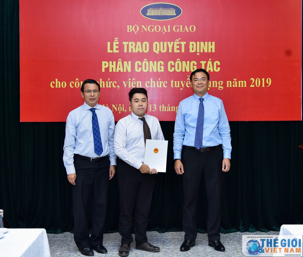 Bộ Ngoại giao trao quyết định công tác cho 78 công chức, viên chức mới được tuyển dụng bo ngoai giao trao quyet dinh cong tac cho 78 cong chuc vien chuc moi duoc tuyen dung