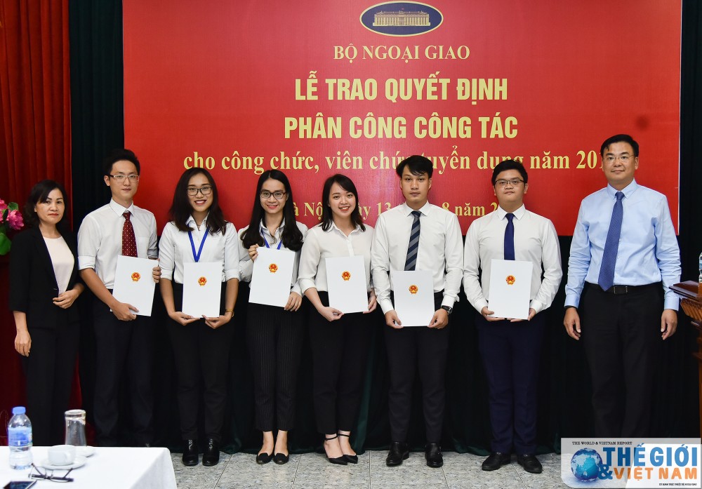 Bộ Ngoại giao trao quyết định công tác cho 78 công chức, viên chức mới được tuyển dụng bo ngoai giao trao quyet dinh cong tac cho 78 cong chuc vien chuc moi duoc tuyen dung