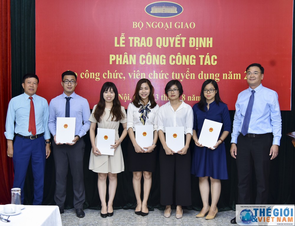 Bộ Ngoại giao trao quyết định công tác cho 78 công chức, viên chức mới được tuyển dụng bo ngoai giao trao quyet dinh cong tac cho 78 cong chuc vien chuc moi duoc tuyen dung
