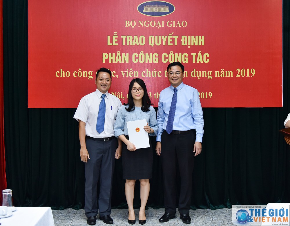 Bộ Ngoại giao trao quyết định công tác cho 78 công chức, viên chức mới được tuyển dụng bo ngoai giao trao quyet dinh cong tac cho 78 cong chuc vien chuc moi duoc tuyen dung