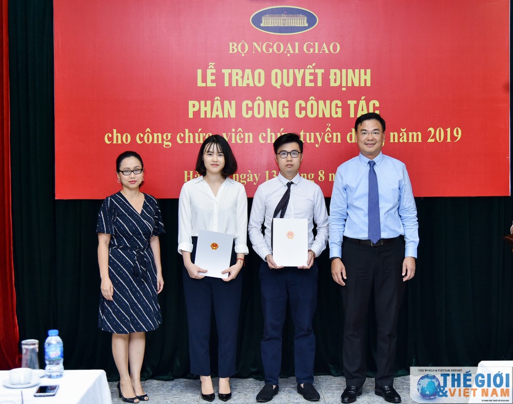 Bộ Ngoại giao trao quyết định công tác cho 78 công chức, viên chức mới được tuyển dụng bo ngoai giao trao quyet dinh cong tac cho 78 cong chuc vien chuc moi duoc tuyen dung